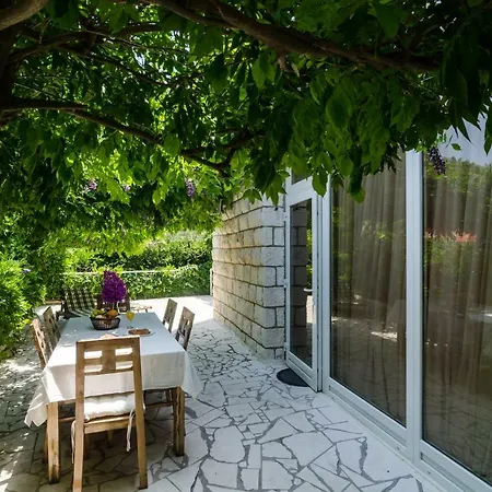 Wisteria Apartment